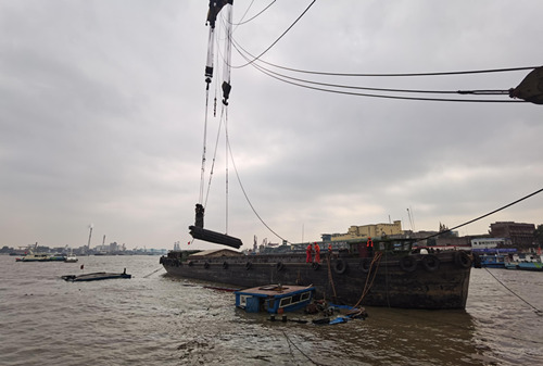 黄浦江水域成功打捞装载钢材沉船