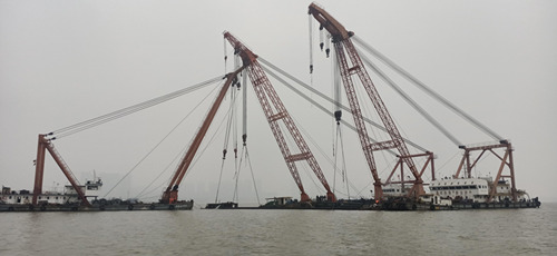 长江水域南京段成功打捞一艘装载水泥熟料沉船