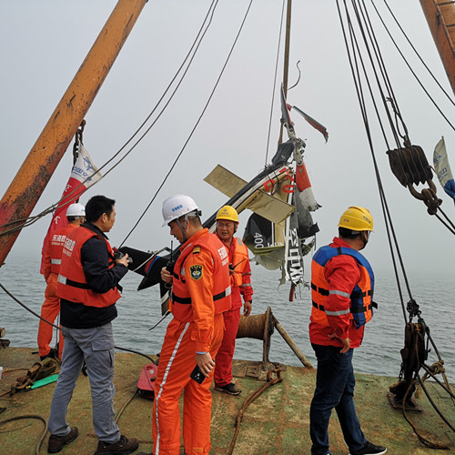 【打捞前沿】厦门海域旅游观光飞机残骸打捞出水